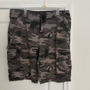 Airwalk Men's Gray Camouflage Cargo Shorts